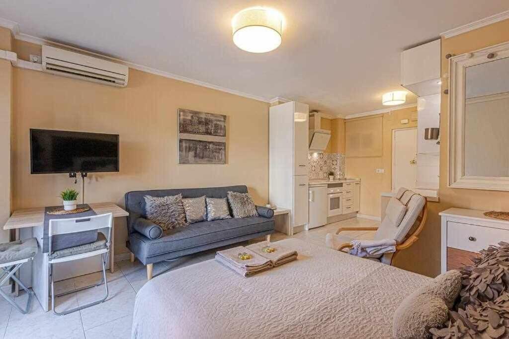 797 Holiday Rentals - Equipado Estudio Cerca Del Parque La Paloma 베날마데나코스타 외부 사진